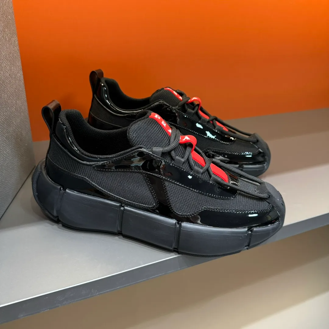 P460 PRADA/Prada men's lace-up leather casual sports shoes, the upper is made of cowhide leather and breathable mesh. It is soft, comfortable and breathable. The tongue is decorated with the PRADA brand letter logo. The thick rubber sole echoes the red label tongue. The style is fashionable and elegant. The details are carefully crafted. A casual sports shoe with a super western style and excellent breathability! Code number 38-45 (45 customized)